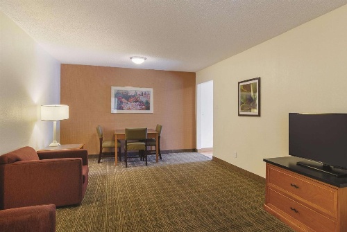 La Quinta Inn by Wyndham Denver Cherry Creek image 2