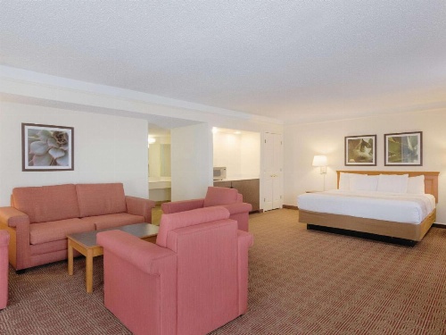 La Quinta Inn by Wyndham Denver Cherry Creek image 5
